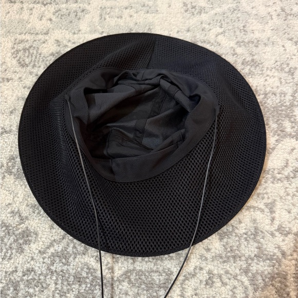 Arc’teryx Black Wide Lightweight Hat - Picture 4 of 4